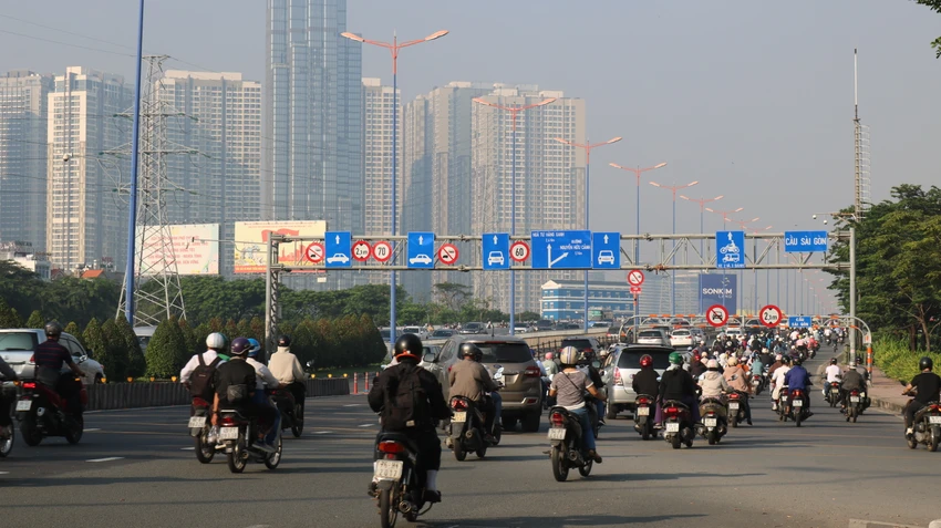 Biển báo cấm được đặt ngay dưới chân cầu, thế nhưng nhiều chủ phương tiện vẫn ngang nhiên vi phạm.JPG