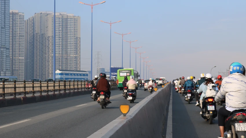 Không chỉ chạy vào làn ô tô, nhiều xe mô tô chạy dàn hàng, vượt mặt ô tô, xe buýt..JPG