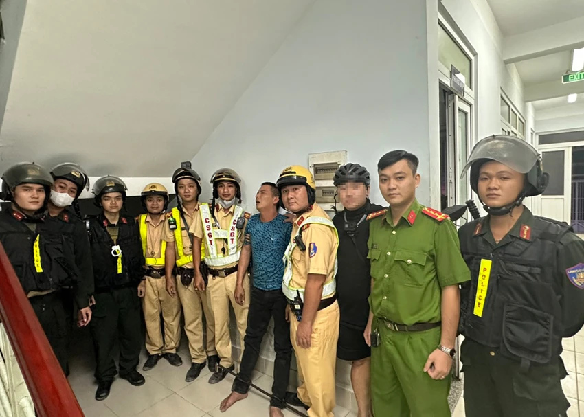 csgt-tp-hcm-no-sung-khong-che-ke-cuop-xe-may.jpg