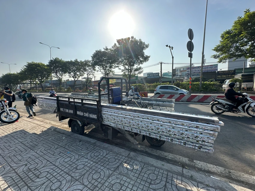Xe chở hàng cồng kềnh vi phạm luật giao thông đường bộ