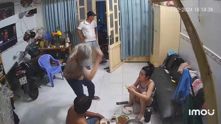 Mùng 1 Tết, nhóm chủ nợ lao vào nhà, hành hung hội đồng con nợ (3).jpg