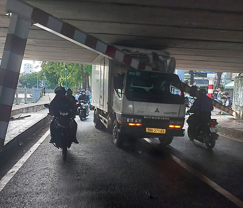 Bình Thạnh: Xe tải lại kẹt dưới gầm Cầu Bông, giao thông ách tắc