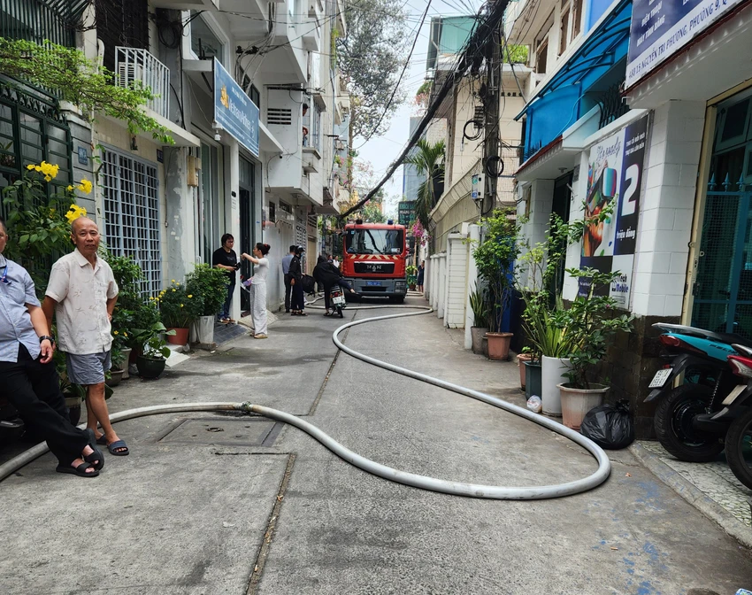 Khách đang uống cà phê bỏ chạy khi quán bốc cháy