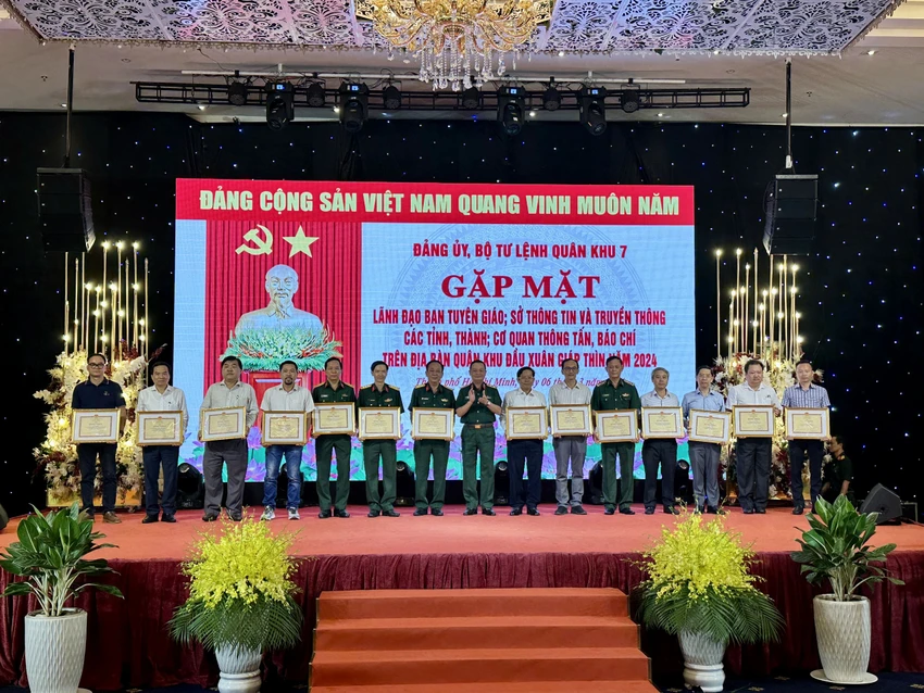 day-manh-phoi-hop-thong-tin-giua-quan-khu-7-va-cac-co-quan-bao-chi.jpg