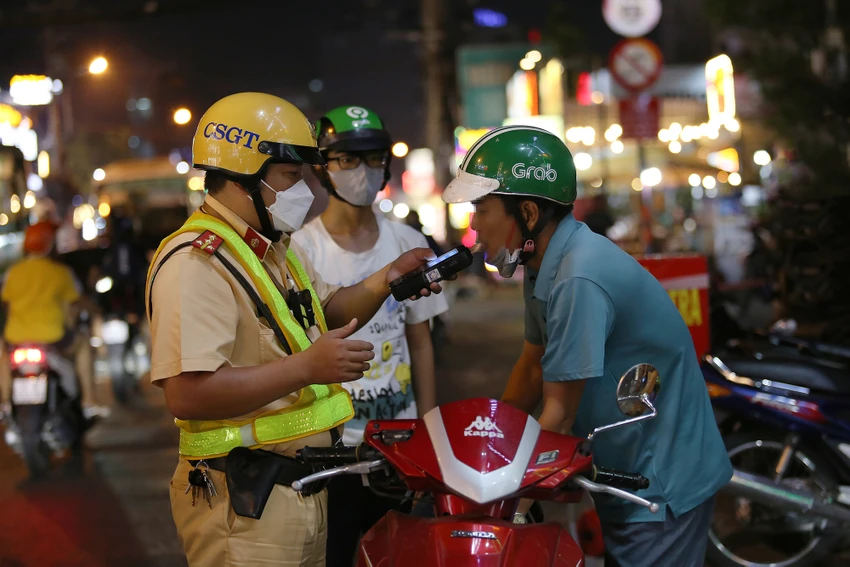 CSGT Bình Thạnh xử phạt hàng loạt thợ sơn, thợ xây vi phạm nồng độ cồn