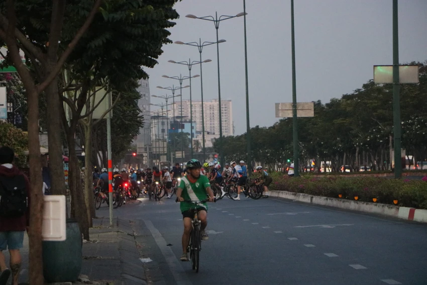 chay-xe-dap-trong-lan-o-to-thay-csgt-vac-dap-xe-bo-chay (1).jpg
