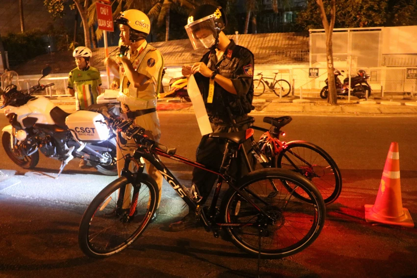 chay-xe-dap-trong-lan-o-to-thay-csgt-vac-dap-xe-bo-chay (2).jpg