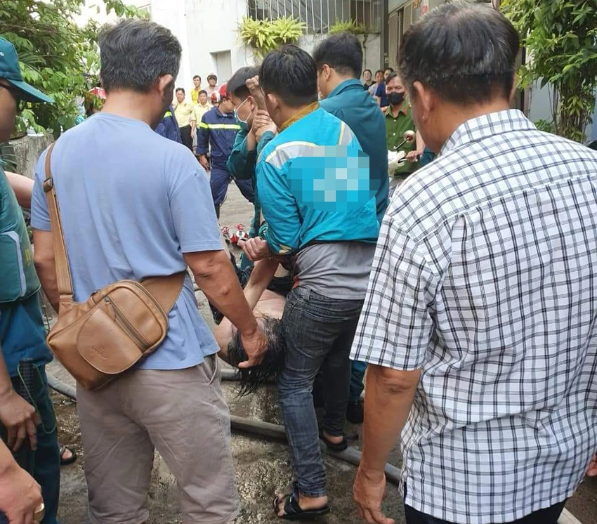 Bình Thạnh: Một người nghi tâm thần tự đốt nhà rồi cố thủ