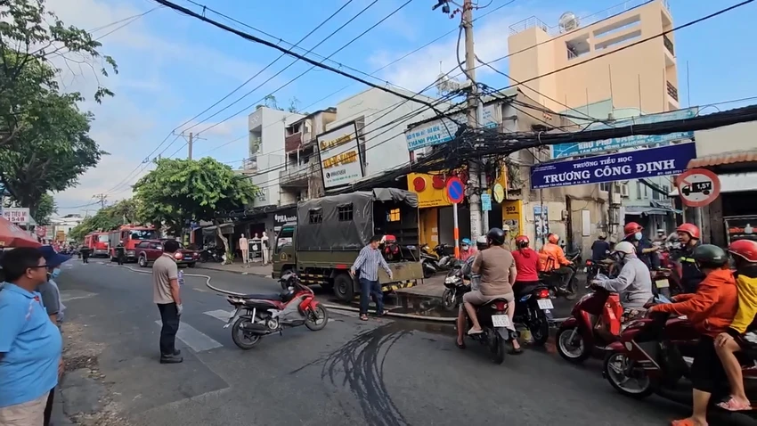 Cháy nhà trong hẻm sâu ở quận 6