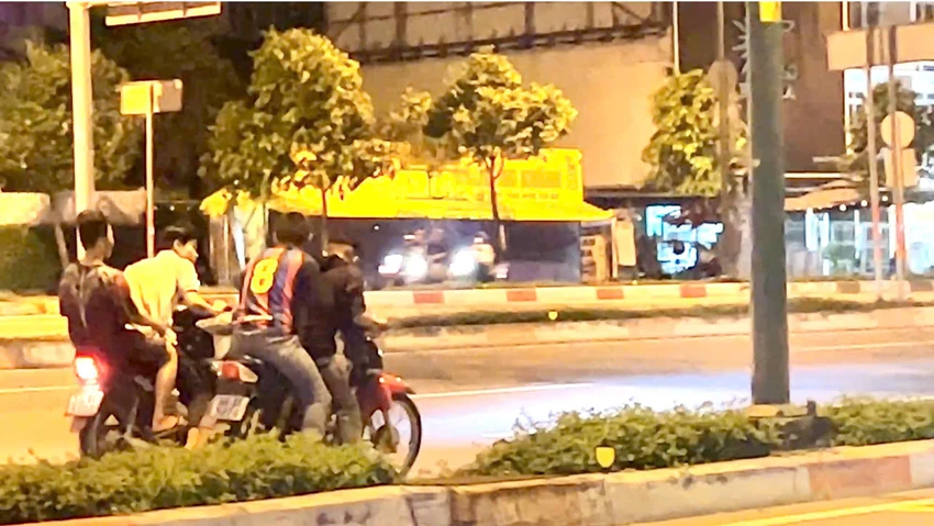 Bốn thanh niên tụ tập lạng lách, bốc đầu trên đường Phạm Văn Đồng