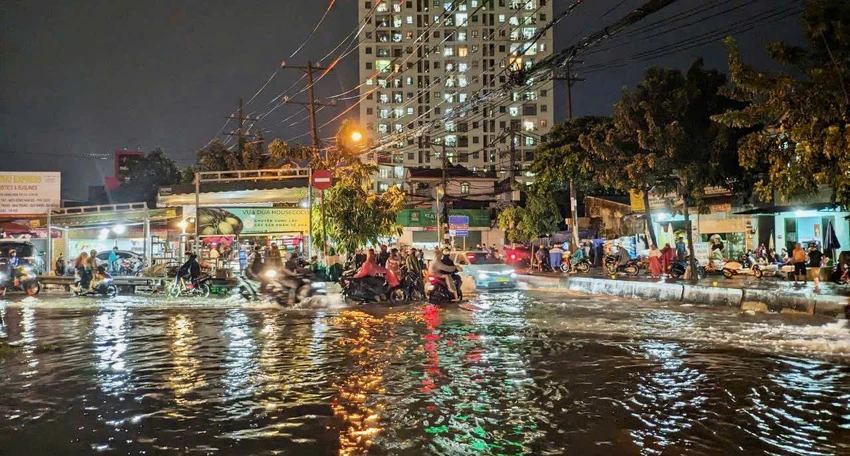 vat-lon-voi-dong-nuoc-ngap-ket-xe-keo-dai-o-tp-thu-duc-2.jpg