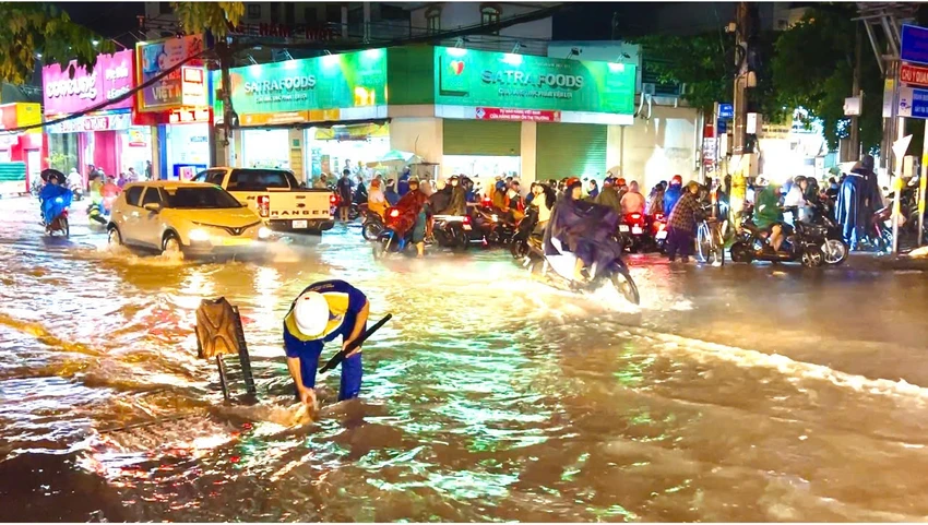 vat-lon-voi-dong-nuoc-ngap-ket-xe-keo-dai-o-tp-thu-duc-.jpg