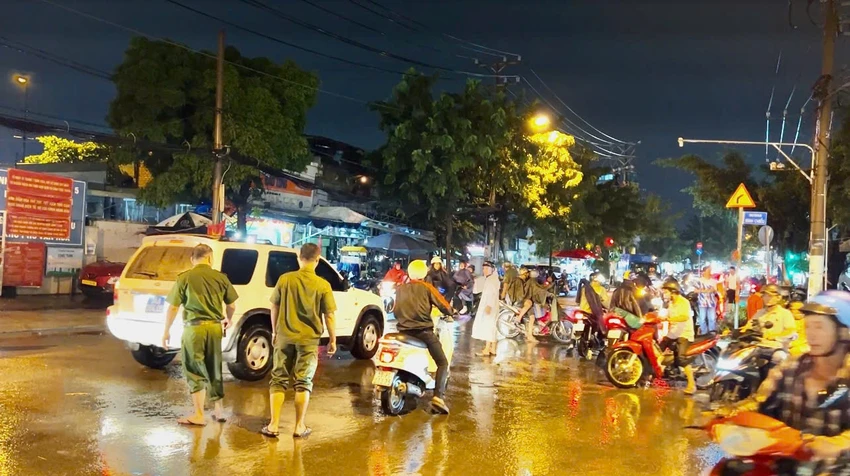 vat-lon-voi-dong-nuoc-ngap-ket-xe-keo-dai-o-tp-thu-duc-7.jpg