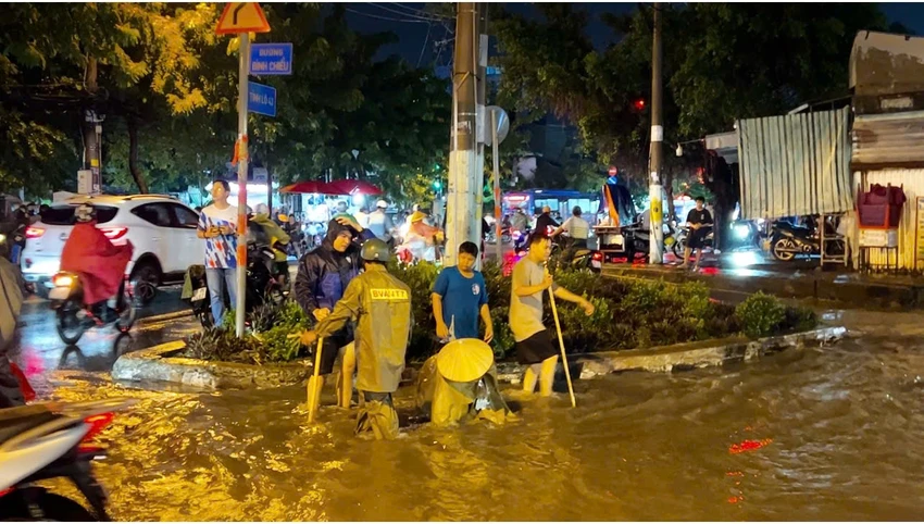 vat-lon-voi-dong-nuoc-ngap-ket-xe-keo-dai-o-tp-thu-duc-8.jpg
