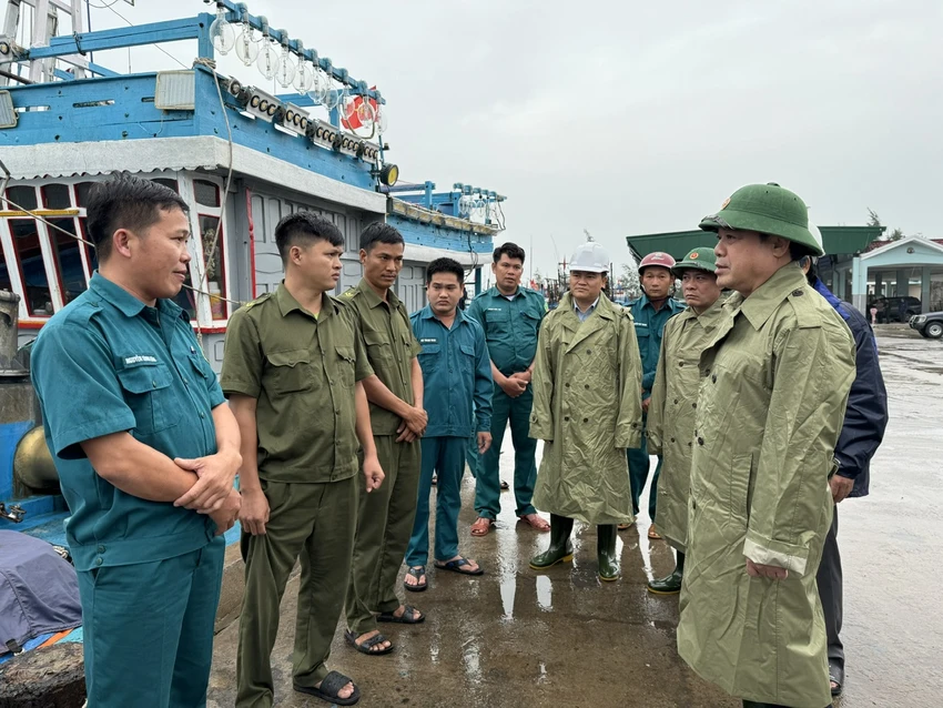 Phó Chủ tịch Quảng Ngãi: Đảm bảo người dân rời khỏi tàu thuyền, lồng bè trước khi bão vào