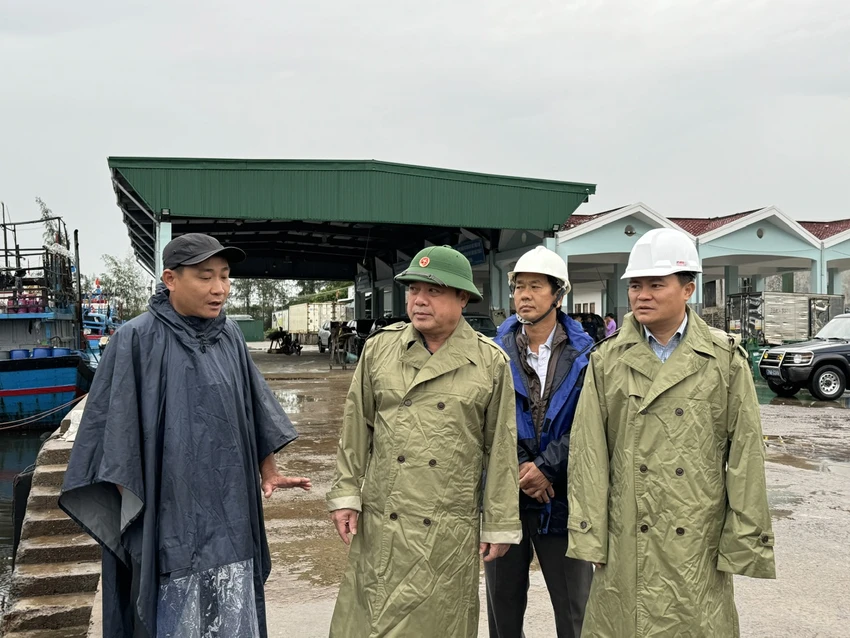 pho-chu-tich-quang-ngai-dam-bao-nguoi-dan-roi-khoi-tau-thuyen-long-be-truoc-khi-bao-vao-3.jpg
