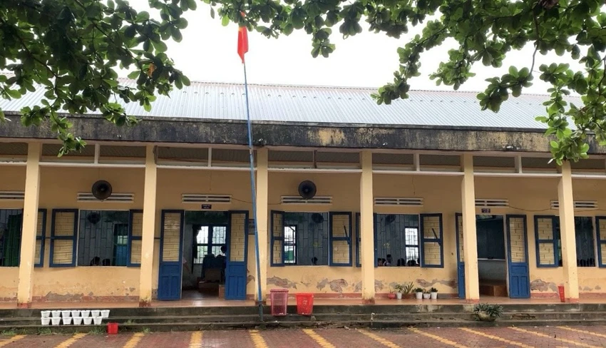 Nỗi lo của hàng trăm học sinh, giáo viên dưới ngôi trường xuống cấp trầm trọng