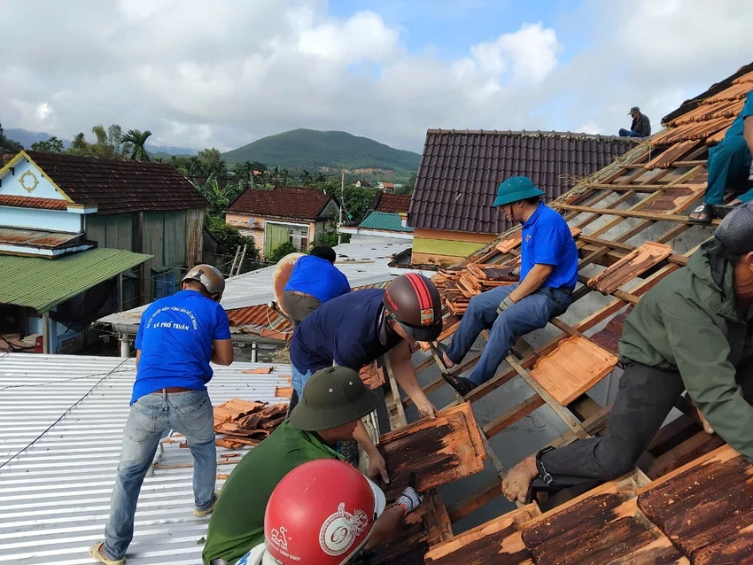Gió lốc làm tốc mái 36 nhà dân ở Quảng Ngãi