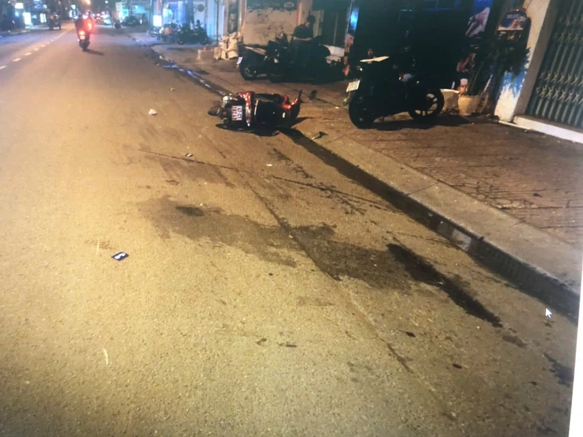 chiếc xe máy màu đen