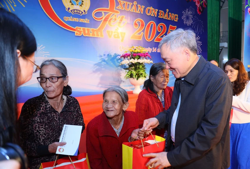 pho-thu-tuong-thuong-truc-nguyen-hoa-binh-du-tet-sum-vay-xuan-on-dang-nam-2025-tai-quang-ngai-1.jpg