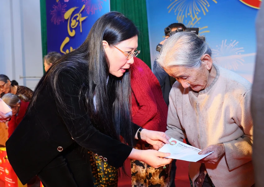 pho-thu-tuong-thuong-truc-nguyen-hoa-binh-du-tet-sum-vay-xuan-on-dang-nam-2025-tai-quang-ngai-5.jpg