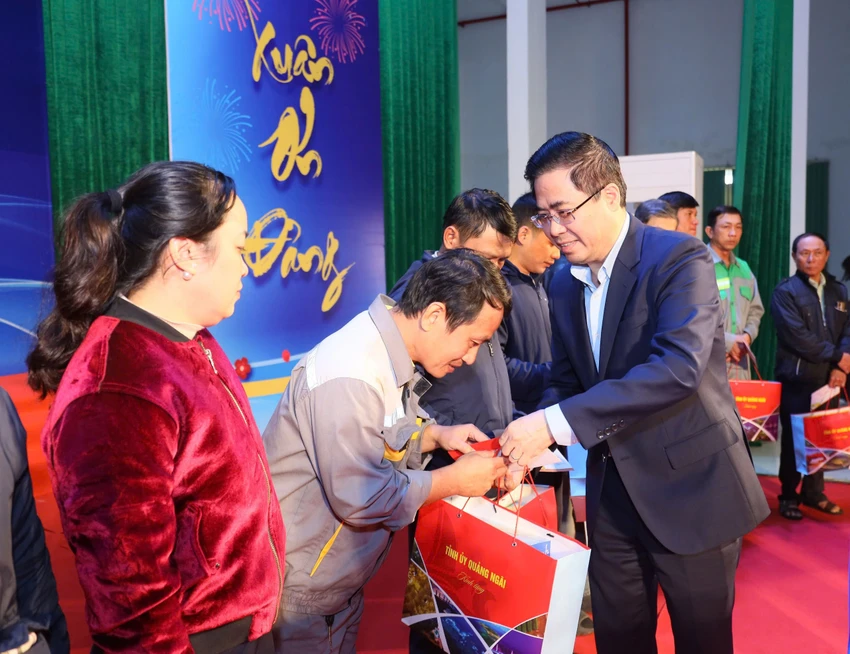 pho-thu-tuong-thuong-truc-nguyen-hoa-binh-du-tet-sum-vay-xuan-on-dang-nam-2025-tai-quang-ngai-8.jpg