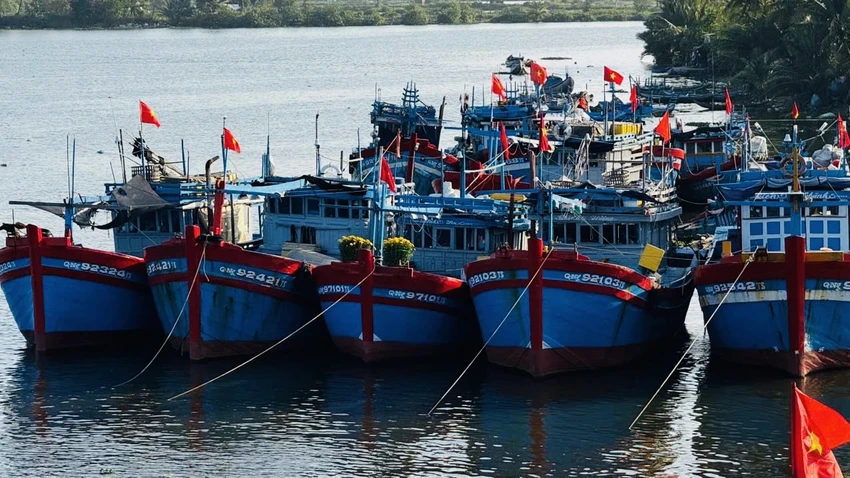 cua-bien-boi-lap-hang-tram-tau-ca-quang-ngai-mac-ket-khong-the-ra-khoi-4.jpg