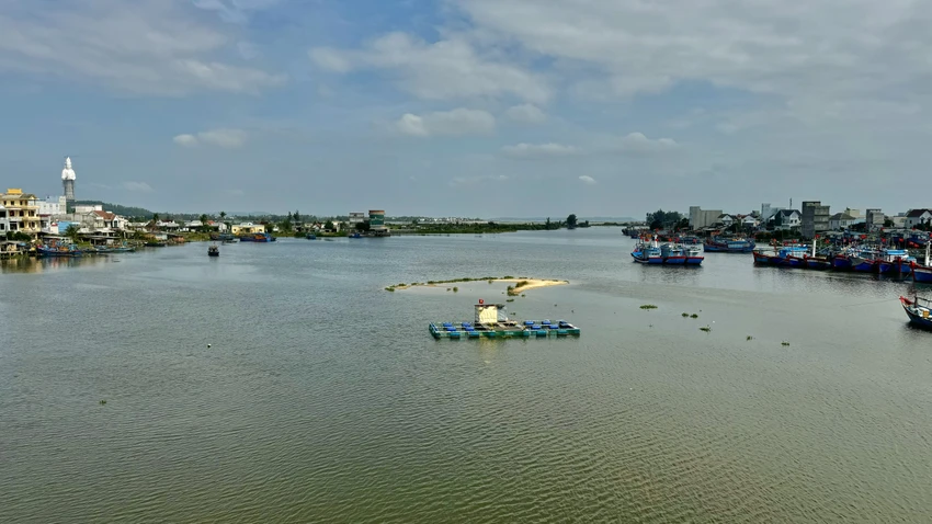 cua-bien-boi-lap-hang-tram-tau-ca-quang-ngai-mac-ket-khong-the-ra-khoi-8.jpg