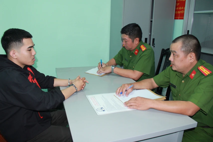 bat-khan-cap-nhom-nguoi-khieng-quan-tai-di-truoc-cho-ben-thanh (3).JPG