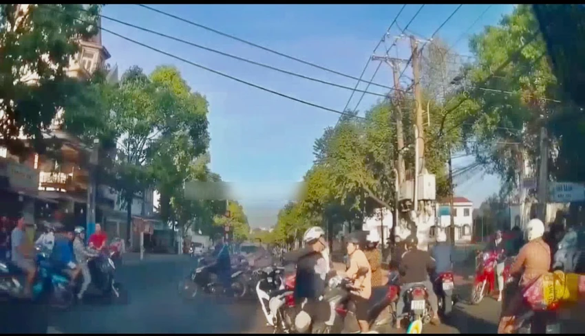 Điều khiển xe máy không gắn biển số, đánh người sau va chạm giao thông