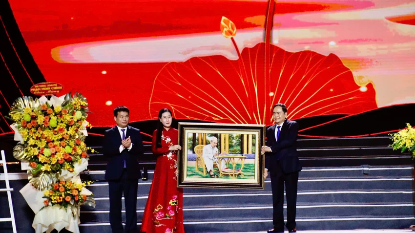 chu-tich-quoc-hoi-du-le-ky-niem-80-nam-khoi-nghia-ba-to-va-50-nam-giai-phong-tinh-quang-ngai-12.jpg