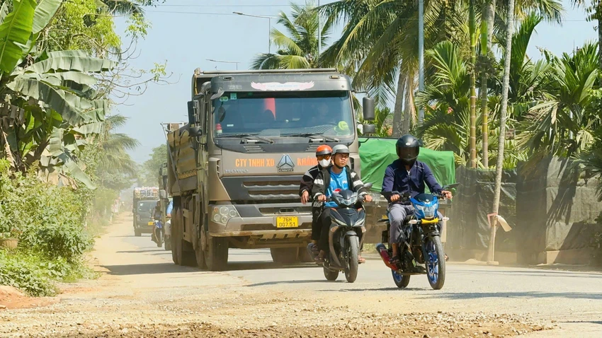 quang-ngai-xe-tai-vat-lieu-cao-toc-phong-bat-mang-tren-tinh-lo-624-14.jpg