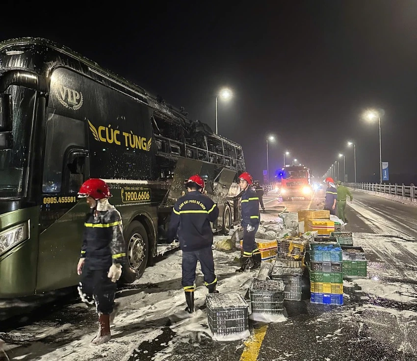 Quảng Ngãi: Cháy xe khách trên cầu Trà Khúc 2, 24 hành khách thoát nạn