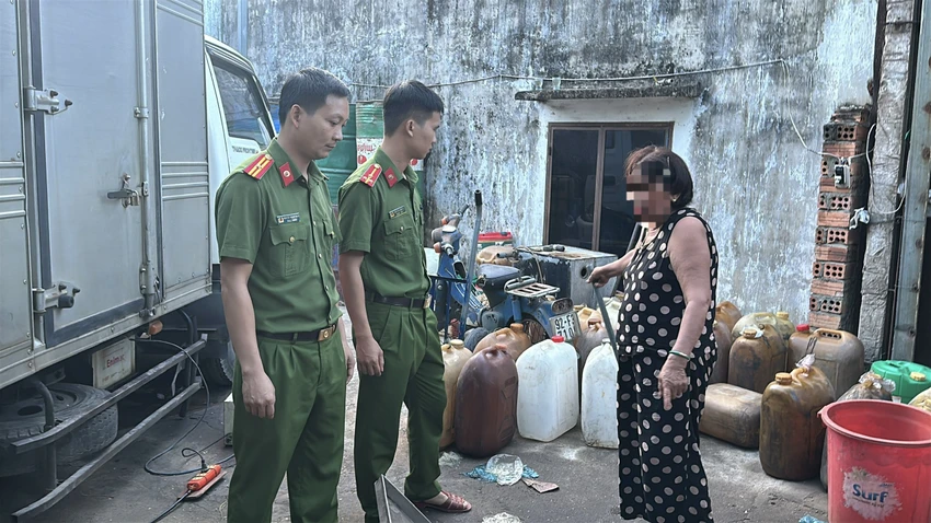 vu-rut-ruot-xe-dau-tren-quoc-lo-1-xu-phat-nguoi-phu-nu-thu-mua-dau-95-trieu-dong-1.jpg
