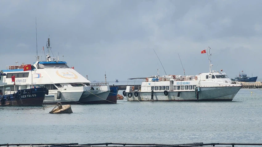Tàu cao tốc ra Lý Sơn thành đống sắt hoen gỉ