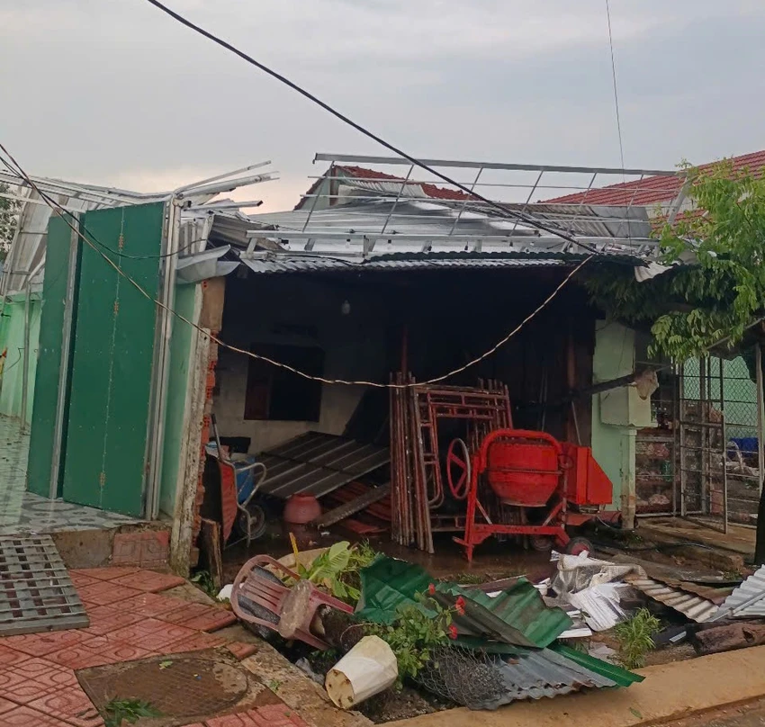 Dông lốc làm 95 nhà dân ở Quảng Ngãi hư hỏng, tốc mái