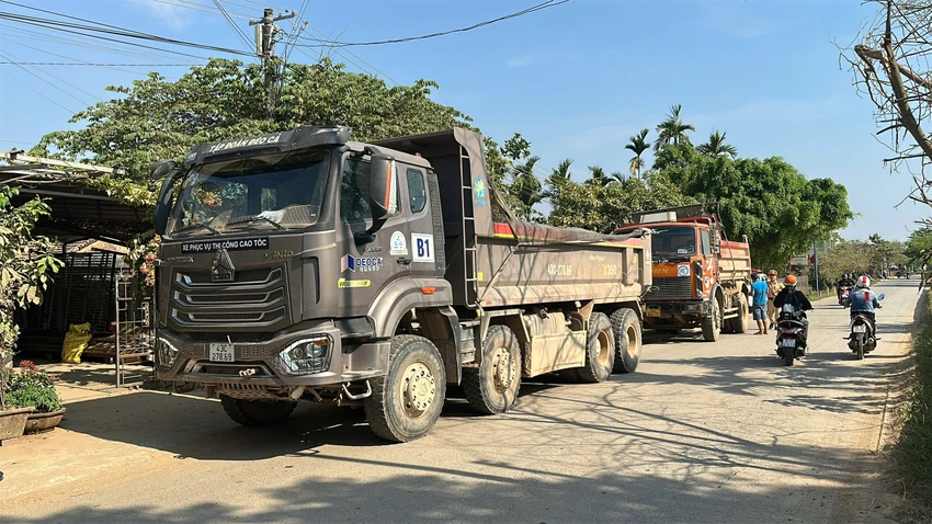 csgt-quang-ngai-siet-chat-kiem-soat-xe-tai-cho-dat-tren-tinh-lo-624-1.jpg