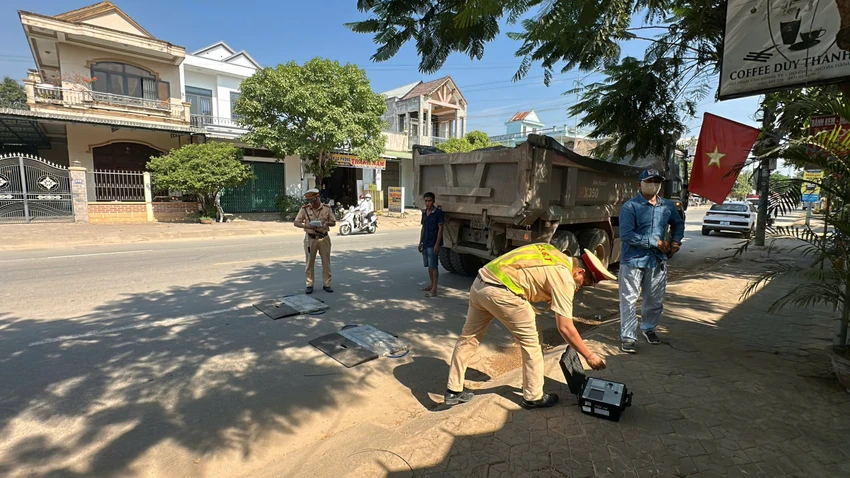 csgt-quang-ngai-siet-chat-kiem-soat-xe-tai-cho-dat-tren-tinh-lo-624-2.jpg