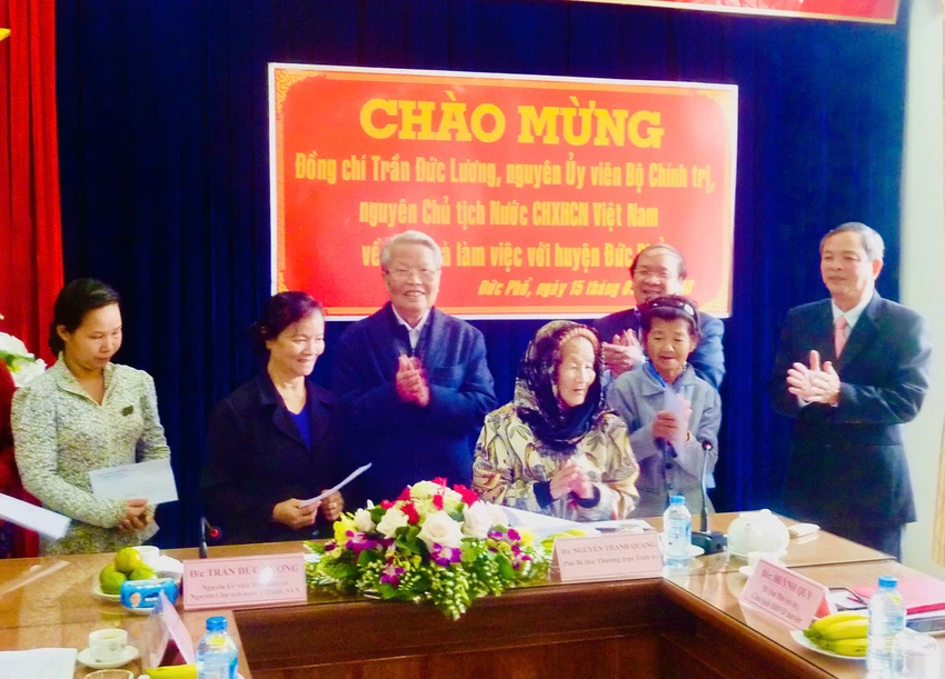 Nguyên Chủ tịch nước Trần Đức Lương trong một lần về thăm Đức Phổ. Ảnh: Thị ủy Đức Phổ