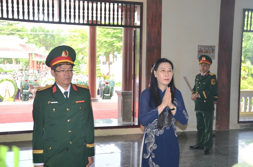 pho-chu-tich-quoc-hoi-dang-huong-tuong-niem-60-nam-ngay-chien-thang-ba-gia-2.jpg