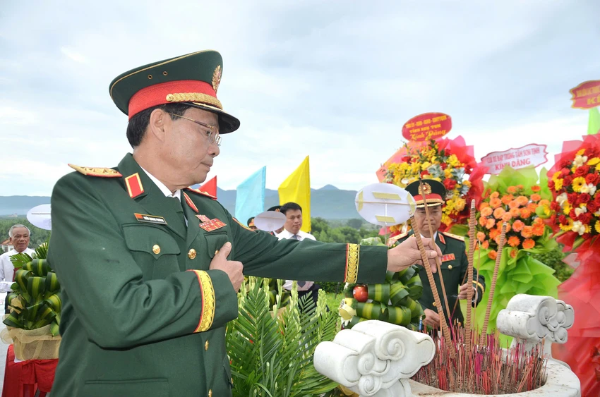 pho-chu-tich-quoc-hoi-dang-huong-tuong-niem-60-nam-ngay-chien-thang-ba-gia-4.jpg