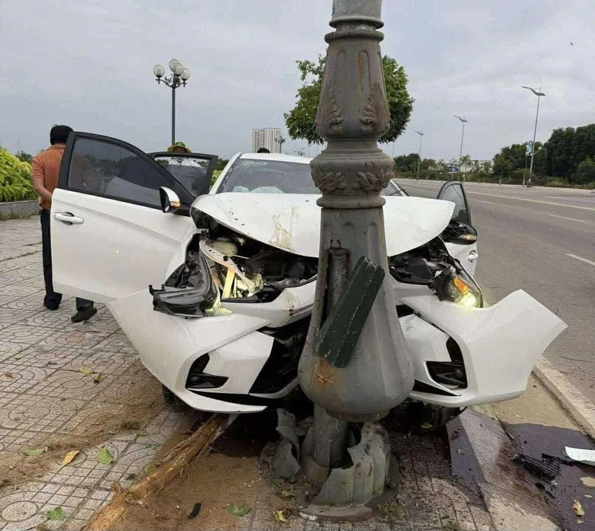 3 người trọng thương do ô tô tông vào trụ đèn ở Quảng Ngãi
