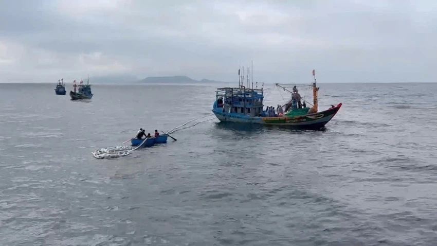 Cứu 11 ngư dân trong vụ tàu cá chìm gần đảo Lý Sơn