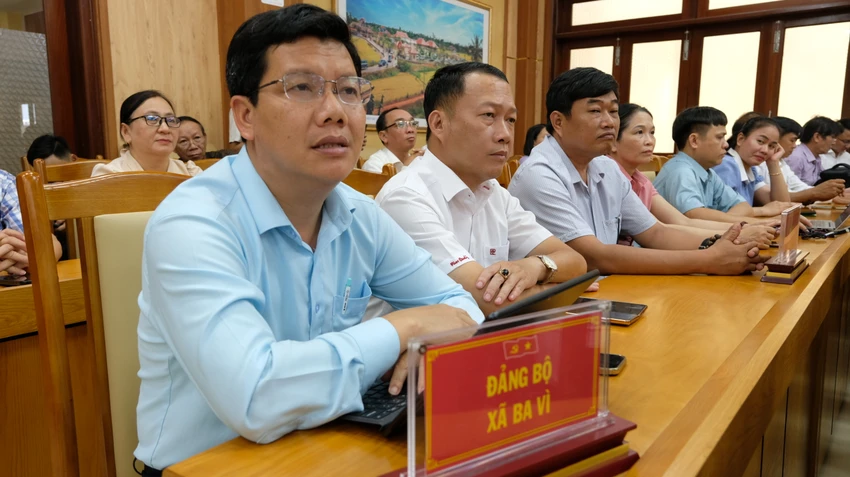 quang-ngai-cong-bo-nhan-su-chu-chot-56-xa-phuong-va-dac-khu-3.JPG
