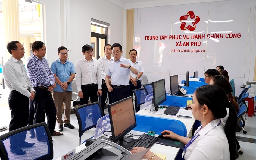 chu-tich-quang-ngai-kiem-tra-van-hanh-trung-tam-phuc-vu-hanh-chinh-cong-cap-xa2.jpeg