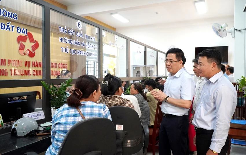 Chủ tịch Quảng Ngãi kiểm tra vận hành Trung tâm Phục vụ hành chính công cấp xã