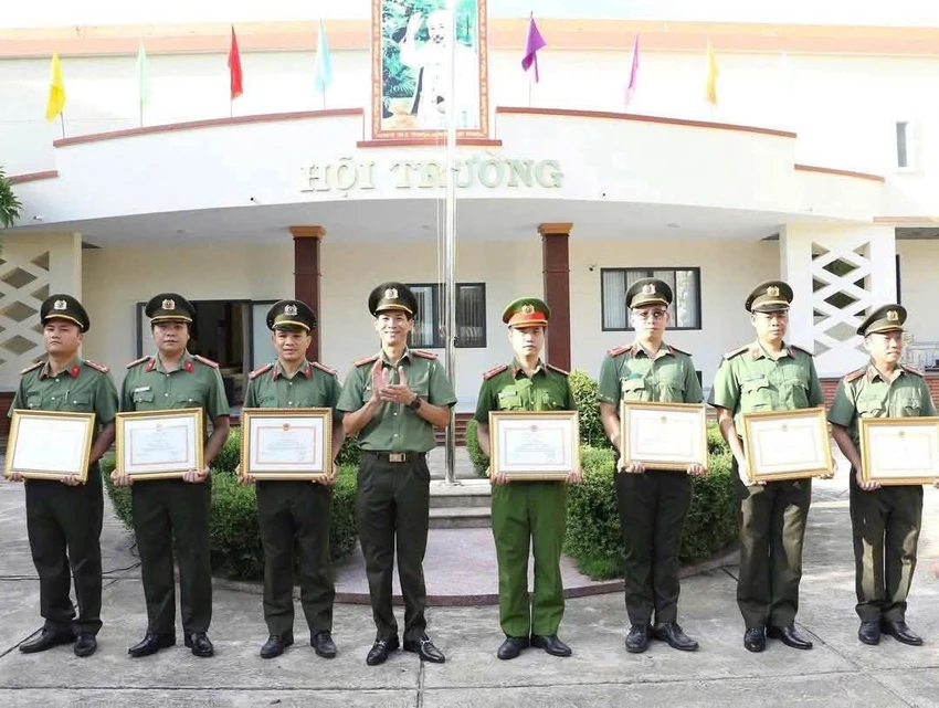 khen-thuong-tap-the-ca-nhan-trong-chuyen-an-bat-hon-1-3-tan-thuoc-no- (1).jpg