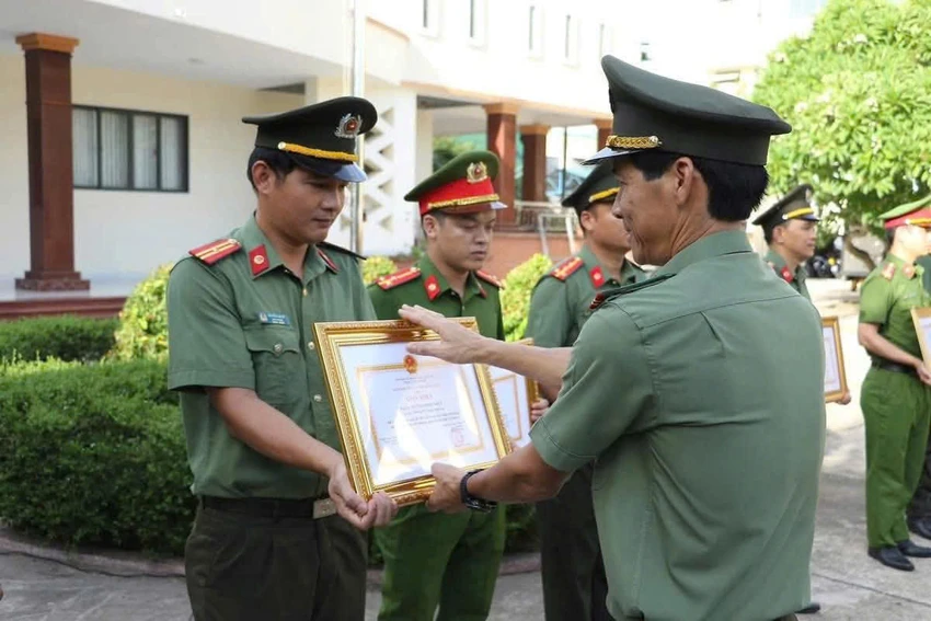 Khen thưởng tập thể, cá nhân trong chuyên án bắt hơn 1,3 tấn thuốc nổ