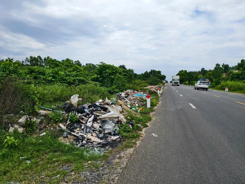 quang-ngai-rac-thai-bua-vay-tuyen-duong-tranh-sa-huynh-2.jpg