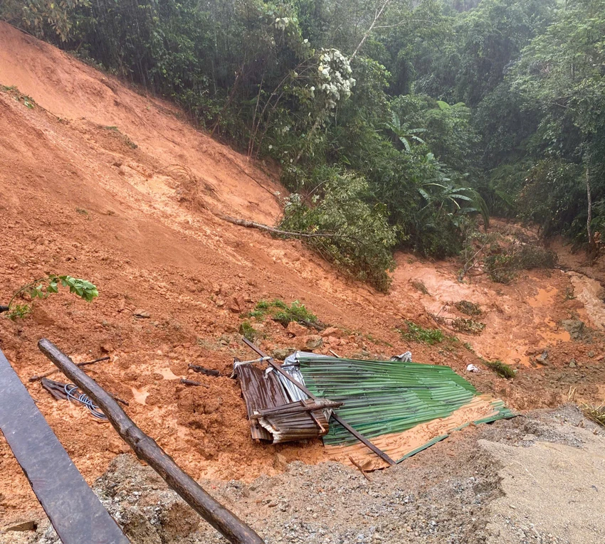 quang-ngai-hang-chuc-nha-dan-tru-so-truong-hoc-bi-toc-mai-do-bao-so-3-3.jpg